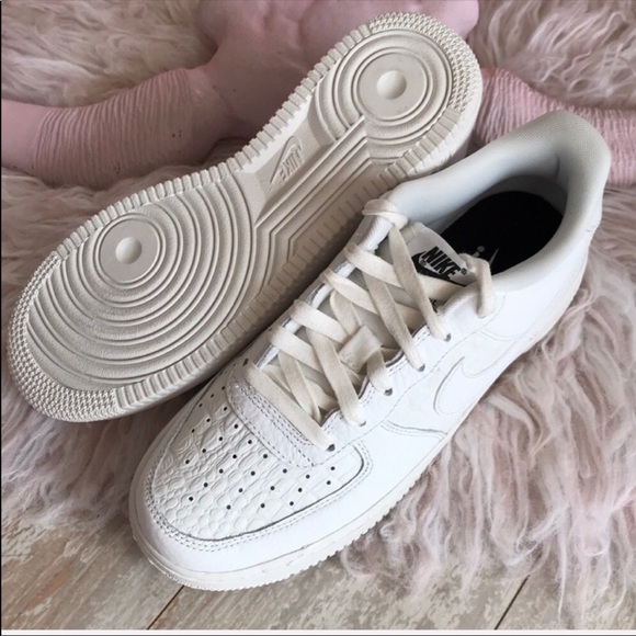 NWT Nike Air Force 1 Triple White - Picture 8 of 8